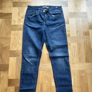 Levis jeans  - Säljer dessa riktigt snygga Levis jeans!  Märke: Levis  Storlek: 28