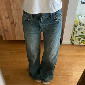 p&b baggy jeans  - jättesnygga lågmidjade baggy jeans från pull&bear i en fin urtvättad blå/grön färg 💕 säljer då de är för långa på mig, men jag hade inte möjlighet att returnera💗aldrig använda, slutsålda på hemsidan ✨ pris kan diskuteras, hör av dig om du har frågor🫶🏻