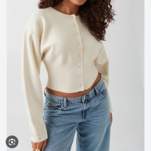 Cardigan - En fitting cardigan from Gina, helt ny, använd en gång. Kommer ej till användning så jag säljer den Ist❤️ordinarie pris är 399 