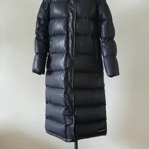 Supersnygg dunkappa från Calvin Klein - Superfin, varm dunkappa från Calvin Klein. Känns lite lyxig i materialet. Väldigt fint skick. Storleken är medium men den är ganska smal så passar även small. Säljer bara för att den är lite för liten. 