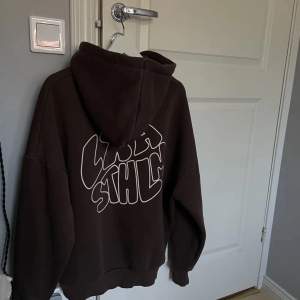 Säljer min fina LXA hoodie i färgen brun eftersom den ej kommer till användning. Tröjan säljs inte längre och därav priset. Deras nya hoodies kostar 990kr. Pris kan diskuteras, hör av er för fler bilder💕 (Lånad bild)