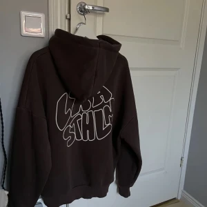 LXA HOODIE - Säljer min fina LXA hoodie i färgen brun eftersom den ej kommer till användning. Tröjan säljs inte längre och därav priset. Deras nya hoodies kostar 990kr. Pris kan diskuteras, hör av er för fler bilder💕 (Lånad bild)