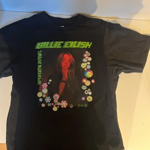 Billie Eilish X Takashi Murakami Tre - Sjukt fet Billie Eilish X Takashi Murakami T-Shirt från UNIQLO som släpptes 2020  Liten crack i printen men inget som man stör sig på   XS men lite Oversized så passar S-M   Skick 8/10