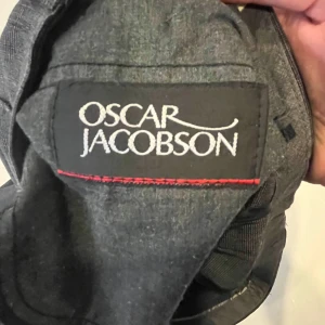 Baggy Oscar Jacobson Kostym Byxor - Vida Oscar Jacobson byxor i felfritt skick. Passar L För mer info är de bara att fråga. :)