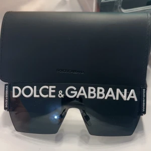 D&G solglasögon - Äkta!! köpte själv för 2999. säljer den för 1100. DG2233 01/87 1453N.