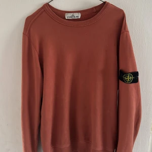 Stone island  - Säljer nu min Stone island tröja eftersom den är för liten för mig Köpt på NK för 2400 Har inte användt den så mycket den är i bra skick Storleken är Medium Väldigt fin tröja men nu är den för liten för mig, kan även finnas vissa fläckar på den så läs noggrant innan du köper, inga returer!