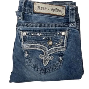 Rock revivel jeans  - Lågmidjade Bootcut Rock Revival jeans. W27. Små lagningar (bild 3-5) [Ytterbenslängd 100cm] [Innerbenslängd 78cm] [Midja 37cm] [Benöppning 21cm] pris går att diskutera