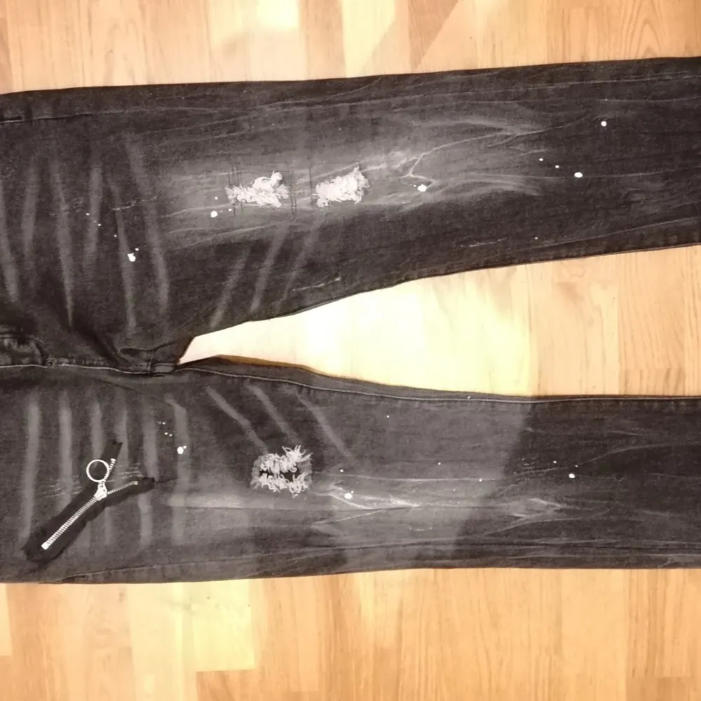 bra skick. Har använts typ 5 gånger. Midja 46cm längd 106cm storlek 52 säljer dom för d e för stora. pris kan diskuteras . Jeans & Byxor.