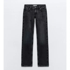 Zara jeans lågmidjade  - Säljer mina snygga zara jeans, de är lågmidjade, i nyskick!💕💕