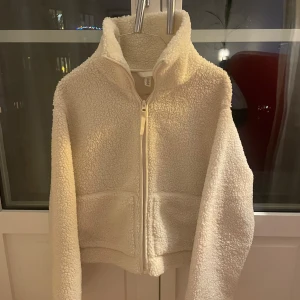 Teddy jacka  - Eftertraktad Teddy jacka som är slutsåld överallt och inte säljs längre!  Storlek S men passar både S och Xs Varm! 