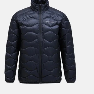 Peakjacka jr - Den är i storlek 150 men modellen är ganska stor så kan också passa 160🩷,priset kan diskuteras, jackan har små sakdor🩷