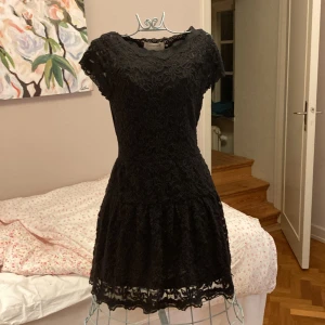 Spets klänning  - Säljer nu min super fina spets klänning i super sick! Storlek xs 💕