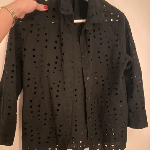 Zara blus  -  Blus från zara med blomhål Använd fåtal gånger 