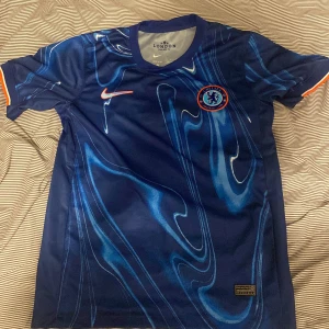 Chelsea tröja. - Hej, jag säljer nu denna Chelsea tröja på grund av att den är för stor. Det är storlek S och den är aldrig använd.