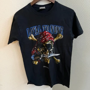 Vintage Loyal To None t-shirt - Vintage Loyal To None t-shirt i storlek S 