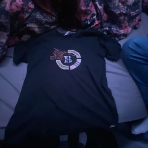 Burrberry t-shirt - Säljer denna burrberry t-shirt som är i storlek L passar m.den är i fint skick och använd fåtal gånger.🔥