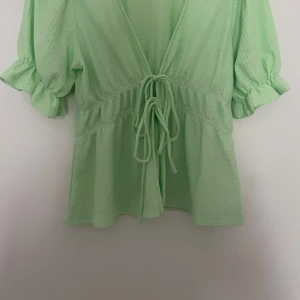 Jätte fin blus med gullig detaljer - Jätte fin gulliga detaljer, använt nån enstaka gång