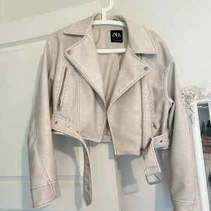 Skinnjacka Zara - Säljer denna trendiga skinnjacka från Zara som är helt slutsåld. Jackan är endast använd ett par gånger, därför i nyskick. Storlek S, köpt för ordinarie pris 700kr.