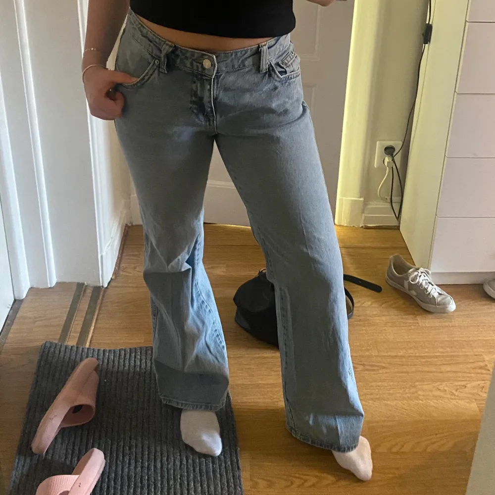 Ljusblå superfina utsvängda lågmidjade jeans ifrån gina tricot med gulliga bakfickor. Nypris 499. Är 168 cm. Jeans & Byxor.