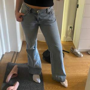 Ljusblå superfina utsvängda lågmidjade jeans ifrån gina tricot med gulliga bakfickor. Nypris 499. Är 168 cm