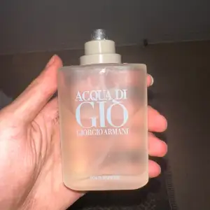 Säljer en klassisk Acqua di Gio Pour Homme från Giorgio Armani.  Perfekt för den som gillar en fräsch och tidlös doft. Passar både till vardags och fest!