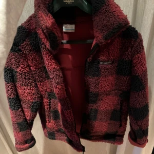 Jacka från Columbia - Perfekt höst/vinterjacka i mjukt material. Använd 1 gång då den inte riktigt passade mig. Säljer för 450kr. Kontakta mig vid intresse!😊