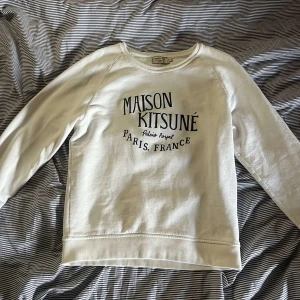 Maison kitsune tröja - Tja säljer nu denna för den inte passar längre de står M på lappen men sitter som S Hör av er för frågor💯