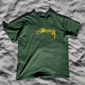 2000 stussy tröja  - Tvär najs stüssy tröja från tidigt 2000-tal. Schysst tvätt 8/10 skick. Inga defekter men använd. 
