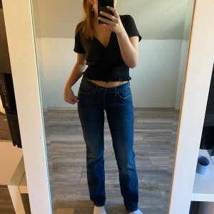 Levis jeans - Blå Lågmidjade Levis jeans i superbra skick! ⭐️🌸