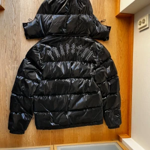 Trapstar Irongate Jacka - Helt okej skick, sparsamt använd. Köptes från hemsidan och finns inte till salu längre på deras sida. Kvitto samt medföljande tag finns. Några lätta märken vid armarna men inget som syns vid användning. Pris är diskuterbart och fråga gärna om tankar.