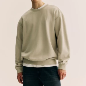 Sweatshirt  - Sweatshirten är från H&M i storlek XS men skulle säga att de är en S för mig som har S/M på nästan allt. En beige något använd tröja som jag säljer för 30kr🫶