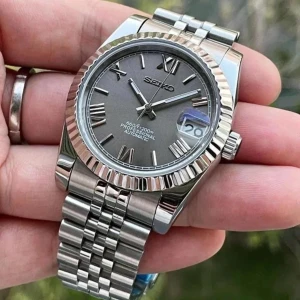 Custom Seiko Mods - Se beskrivning - Jag bygger custom Seiko mods efter förfrågan. Du väljer hur du vill att klockan ska se ut och så bygger jag den, priset är mellan 1800-2250 kr beroende på delarna. Klockbox ingår till varje köp. Hör av dig ifall du har frågor! Leveranstid 3-4 veckor
