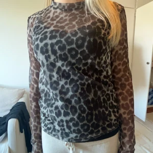 leopard mesh topp - har linne under på bilden, inga defekter💗passar s eller xs
