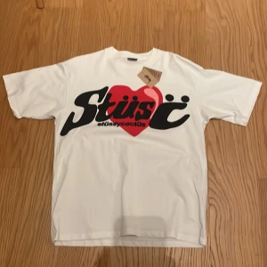 Stussy tee - Storlek S, använd ungefär 3 gånger Efter som att den var lite för stor. Hör av er ifall ni har några frågor!🤝