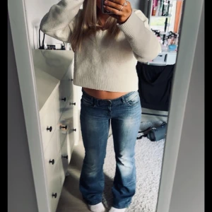 Bootcut jeans  - Hej! Säljer mina super fina jeans då dem inte kommer till användning. Dem passar mig som har storlek S och innermåttet är 76cm. Jag är ungefär 164 lång. Dem är stretchiga 