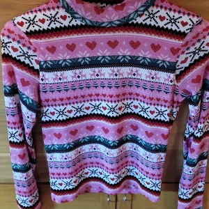 Tröja från lindex 146/152 - Tröja från lindex storlek 146/152 💕 bra skick 80kr + frakt TRYCK INTE PÅ KÖP DIREKT kontakta mig först!💕