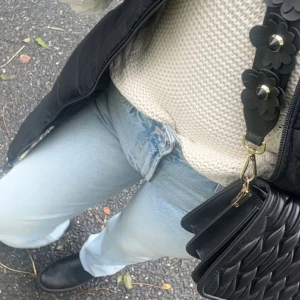 Hm jeans  - Lågmidjade Jeans från hm devided avdelning. Ljus blå. Köptes i somras. Säljer då det ej kommer till användning. Storlek 42 men passar 40/42/ S/M