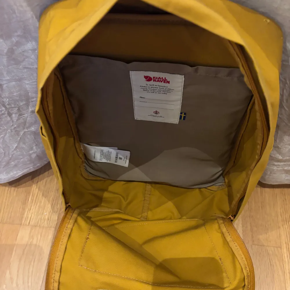 Höjd: 38 cm Bredd: 27 cm Djup: 13 cm Volym: 16 l Vikt: 550 g Antal fickor: 3 Obs. Har två pytte små hål i sig! Pris går såklart att diskutera💕. Laukut & Käsilaukut.