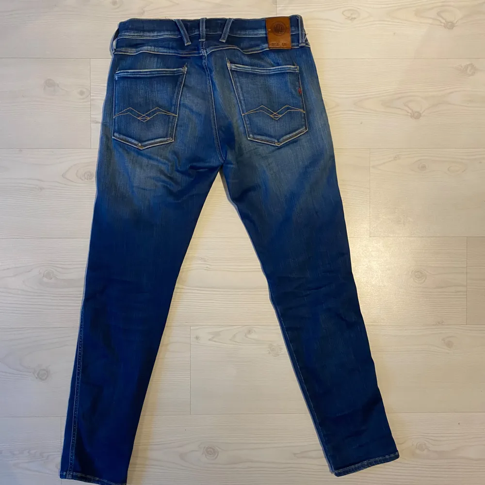 Replay i den populära slim fit modellen anbass | Storlek: 31/32 med stretch- Skicket är bra med slitna knän - Mitt pris: 349- Nypris: Ca 1600   Hör gärna av dig om du har några frågor.//AU_Archive. Jeans & Byxor.