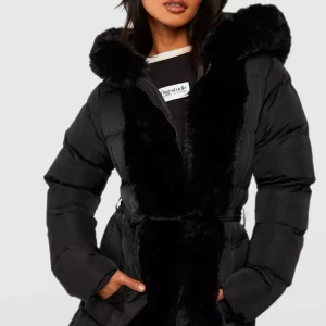 Vinter jacka  - Bra skick passar mig som brukar ha xs i kläder men passar också min mamma som har M