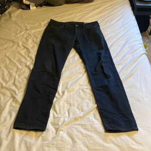 Feta g/Star jeans  - Säljer dessa riktgt feta g-star raw 3301 jeans som är helsvarta. Nypris på g-stars hemsida så ligger dem på 1500kr men jag säljer dem för 350kr. Fråga vid minsta lilla fundering