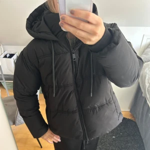Vinterjacka  - Säljer min jacka från zara då jag rensar min jackor och den kommer inte till användning, använt fåtal gånger och i fint skick❤️