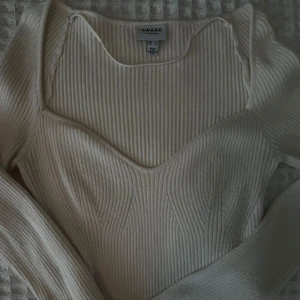 Vit stickad tröja - Vit långärmad tröja med superfina detaljer. Otrolig nu till hösten. Säljer även samma i svart.