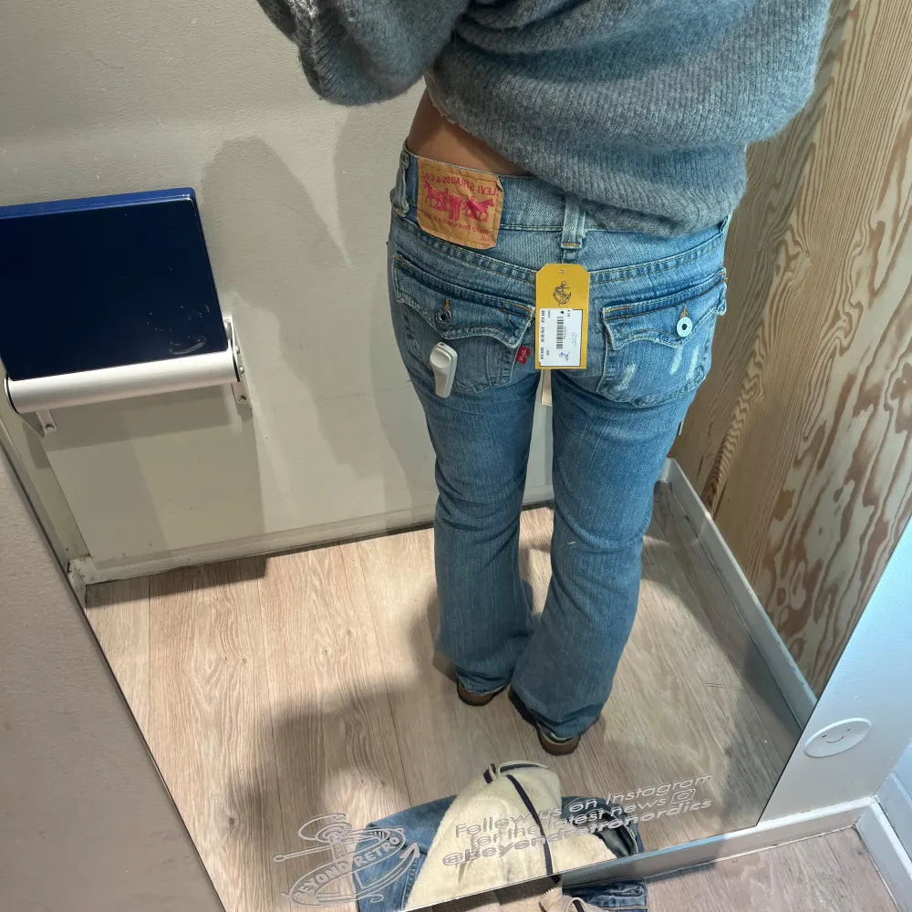 Jättefina Levis jeans i unik modell. Kommer inte till användning, mycket fint skick. Jeans & Byxor.