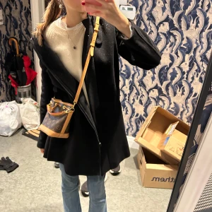 Svart kappa - Perfekt svart vinterkappa i strl xs🫶🏻Fick i julklapp förra året men bara använd 2 gånger då jag är mer en ”jack-tjej”☺️ Den är köpt på nk för 5000kr😘 märket är New house🩷 normal i storleken!