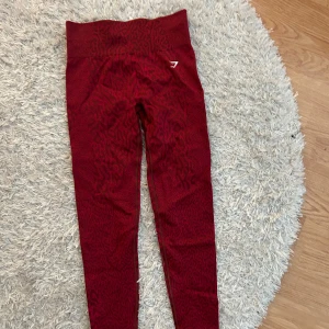Gymshark byxor - Röda Gymshark träningsbyxor storlek S💕 Endast testade på och lappar borttagna💕 Pris kan självklart diskuteras💕