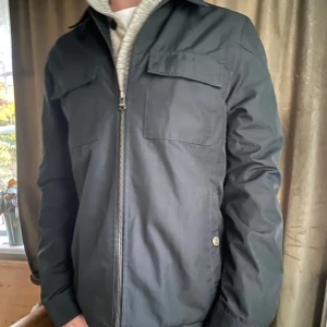 Overshirt jacka  - Tja! Säljer denna snygga overshirt jacka som passar perfekt nu på hösten! Jackan är i prima skick. Storleken är L men skulle säga att den sitter lite större!! Vid minsta fråga eller fundering hör av er 🤝