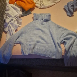 Ljusblå stickad polotröja från H&M Divided - Säljer en superfin ljusblå stickad polotröja från H&M Divided. Den är croppad och har en mysig polokrage som är perfekt för kyliga dagar. Tröjan är i storlek XS och passar perfekt för både höst och vinter. Den är i nyskick och redo för en ny garderob! 💙