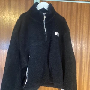 svart teddyjacka från nike - säljer jackan för att den inte är min stil och inte kommer till användning🫶 skriv om ni vill ha mer info eller bilder❣️OBS! jackan är ganska kort