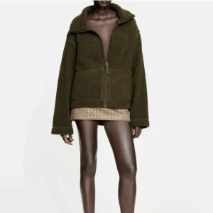 Hm teddyjacka  - IiPopulär och eftertraktad teddyjacka,SLUTSÅLD! har även i brun! Lånade bilder, kontakta för egna bilder. Teddyjackan är i helt nyskick med lappen kvar. TRYCK KÖP NU FÖR ATT PAXA!❤️